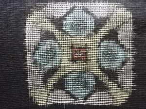 アンティーク　市松に抽象模様織り出し本場村山泥大島紬着物